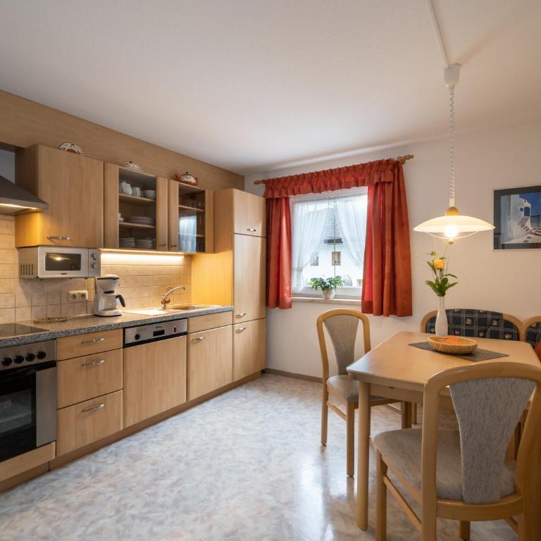 Haus Eberharter - Apartment mit 2 Schlafzimmern und Terrasse - 10