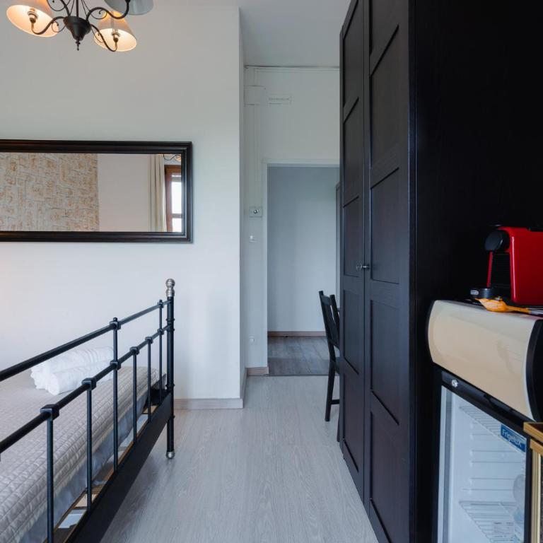 B&B Elegance - Camera Matrimoniale con Bagno Privato - 11