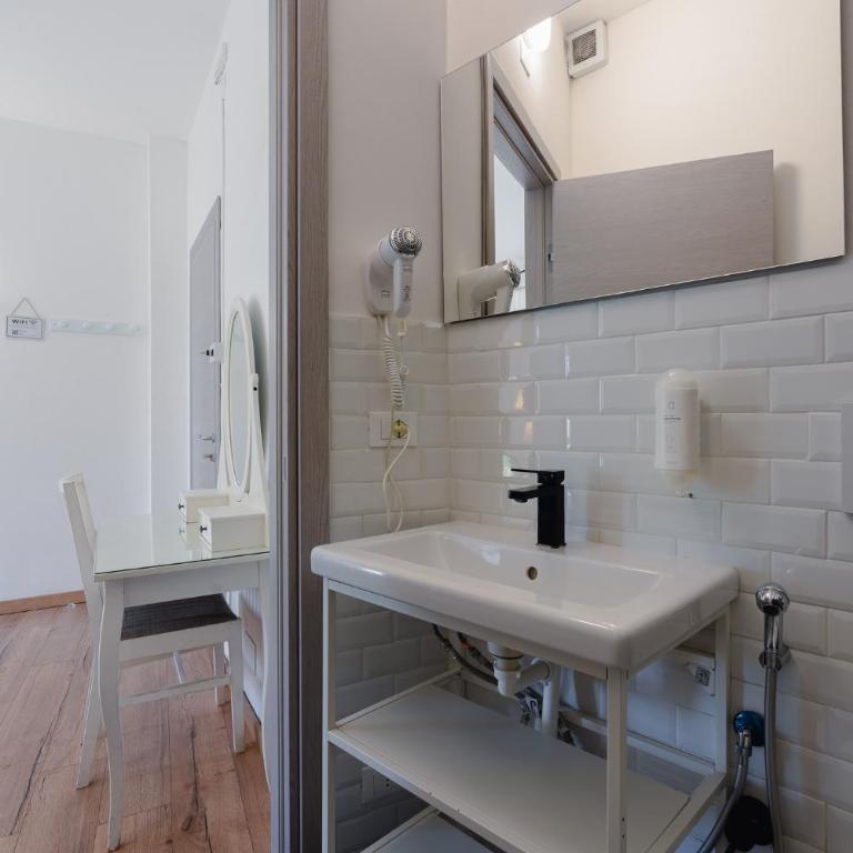 B&B Elegance - Camera Matrimoniale con Bagno Privato - 30