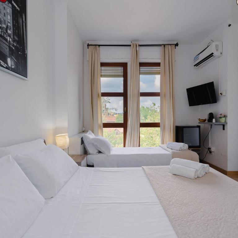 B&B Elegance - Camera Matrimoniale con Bagno Privato - 1