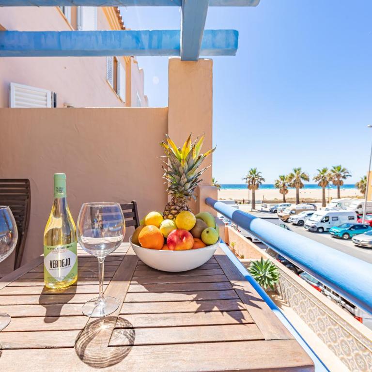Beachfront, pool, terrace & WIFI - Apartamento de 2 dormitorios - 1