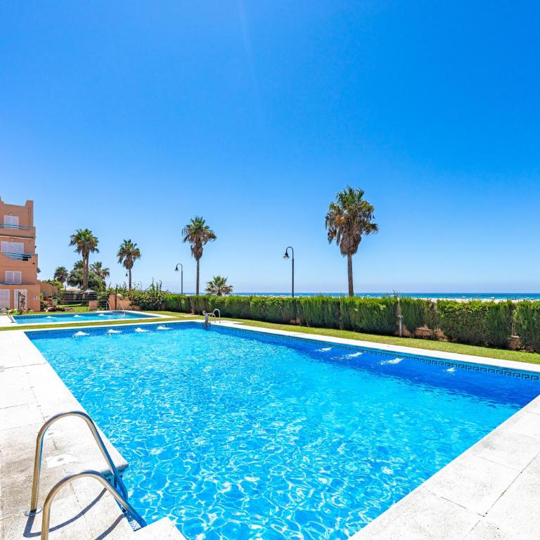 Beachfront, pool, terrace & WIFI - Apartamento de 2 dormitorios - 40