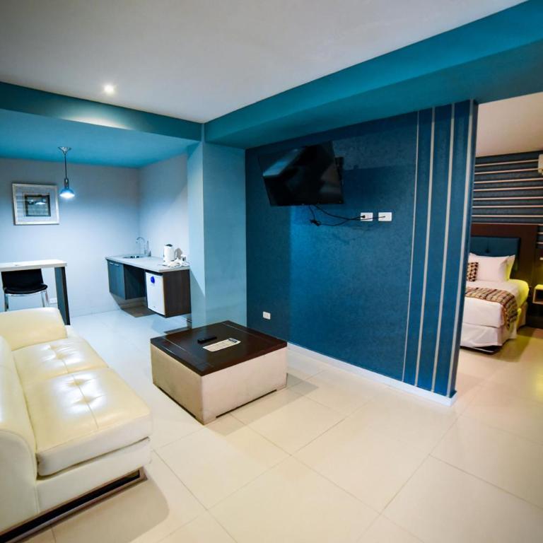 Camino Plaza - King Suite - 2