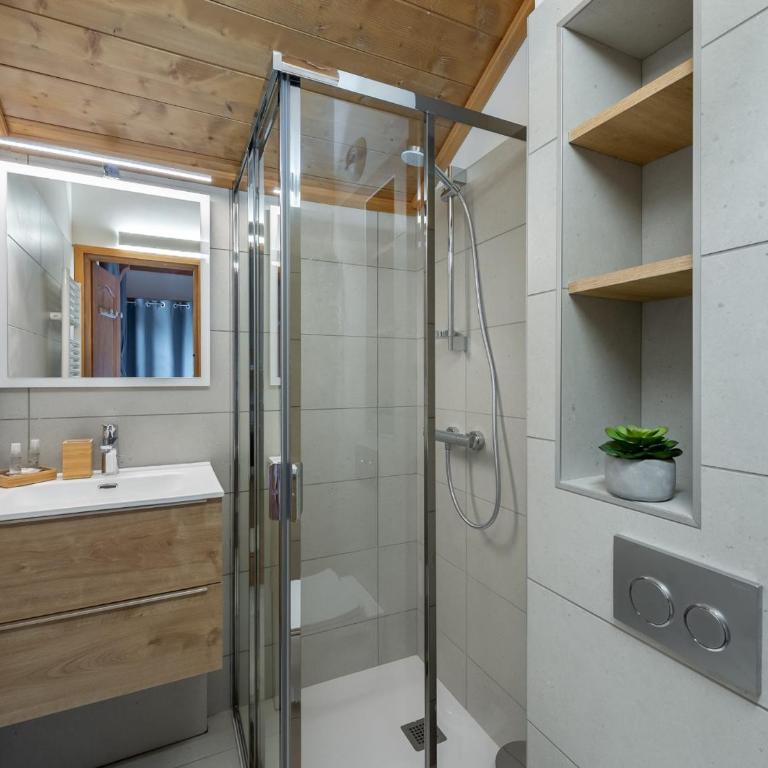 Duplex moderne à Méribel Village, accès ski et piscine - FR-1-566-55 - Apartamento - 10