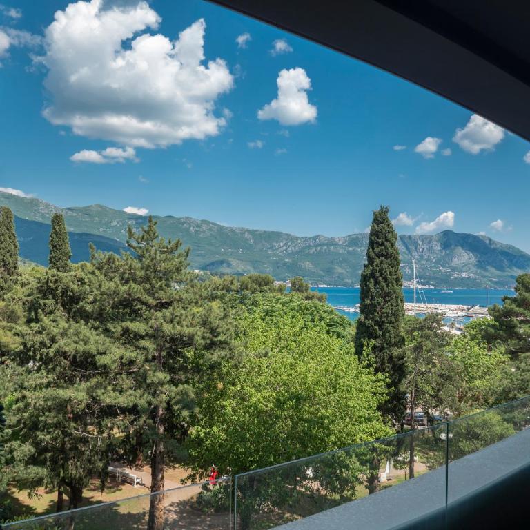 Apartments Garden Azure Budva - Deluxe Double Room with Balcony and Sea View - 5