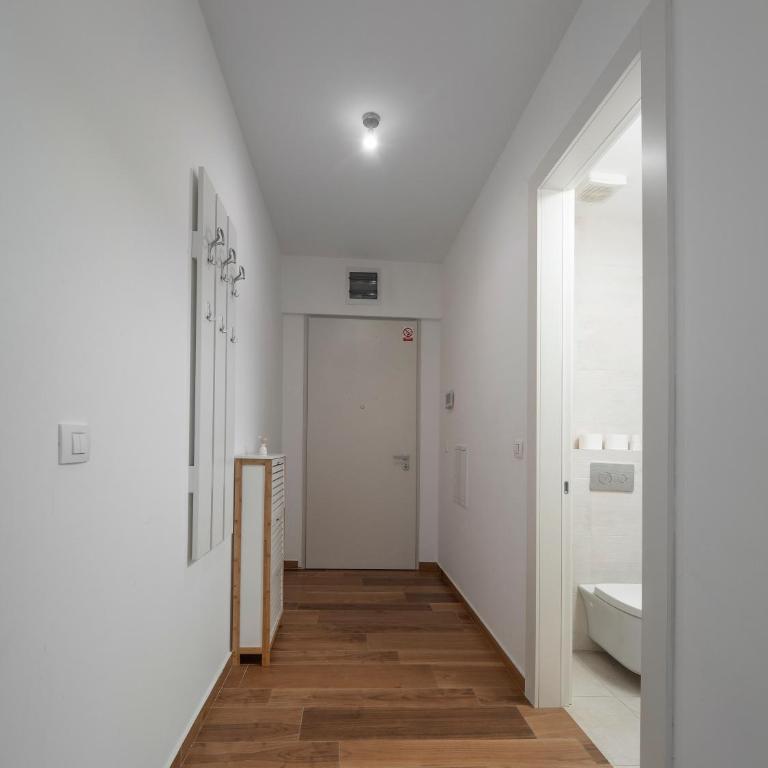 Apartments Garden Azure Budva - Deluxe Double Room with Balcony and Sea View - 6