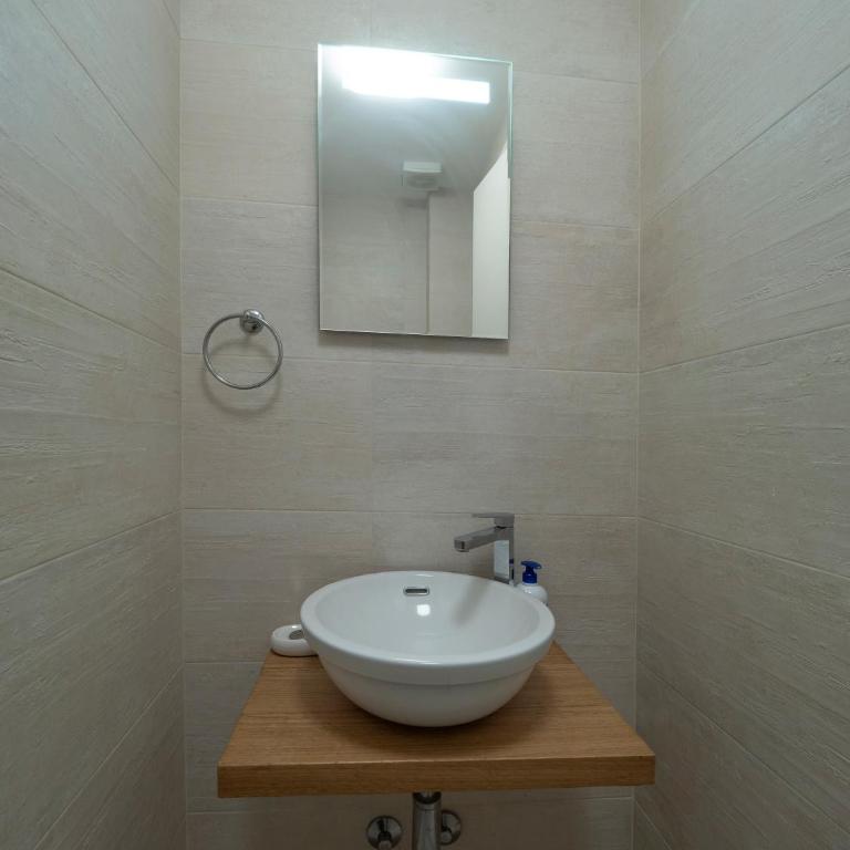 Apartments Garden Azure Budva - Deluxe Double Room with Balcony and Sea View - 7