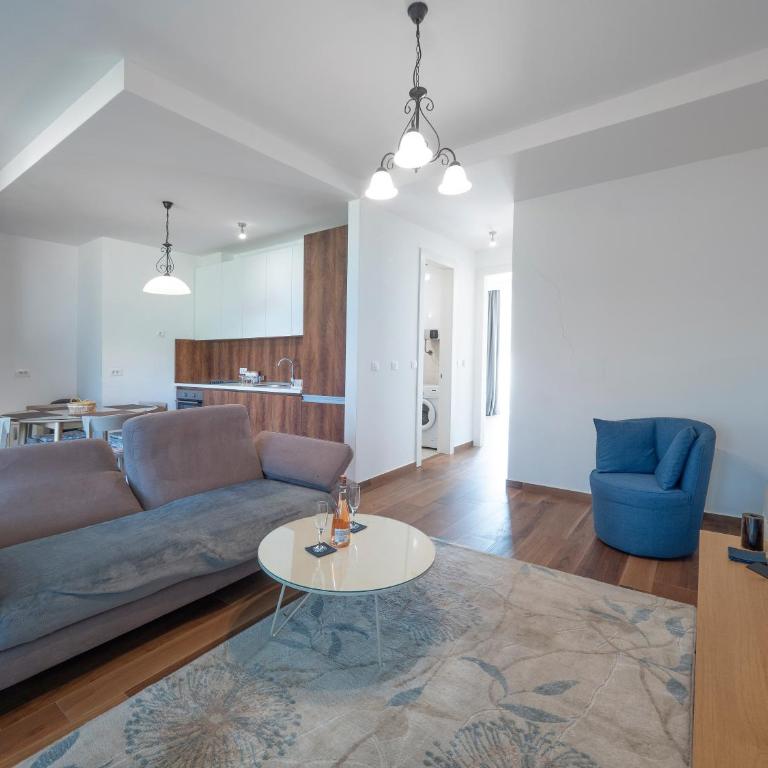 Apartments Garden Azure Budva - Deluxe Double Room with Balcony and Sea View - 9