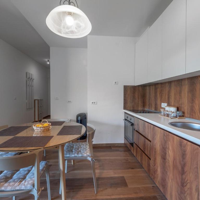 Apartments Garden Azure Budva - Deluxe Double Room with Balcony and Sea View - 10