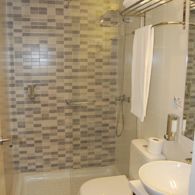 Hotel BESTPRICE Gracia - Deluxe Triple Room - 3