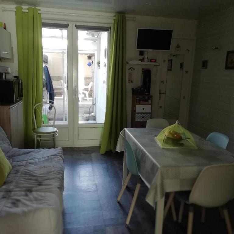 Pornichet à 50m de la mer et 800m de la gare loue un appartement RDC avec cour dans une petite copropriété opropriété - Apartment mit 1 Schlafzimmer - 2