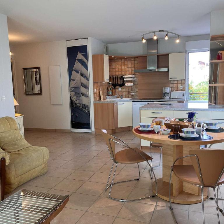 Appartement Lumineux à 1,5 km de la Plage avec 2 Terrasses - Fréjus - FR-1-226A-159 - Apartment - 4