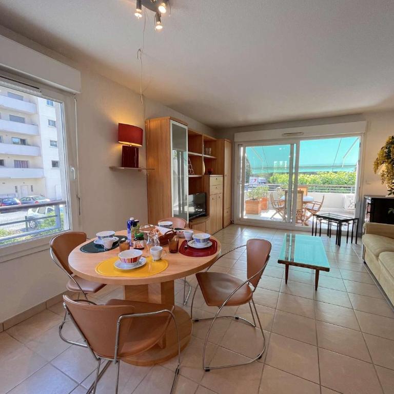 Appartement Lumineux à 1,5 km de la Plage avec 2 Terrasses - Fréjus - FR-1-226A-159 - Apartment - 5
