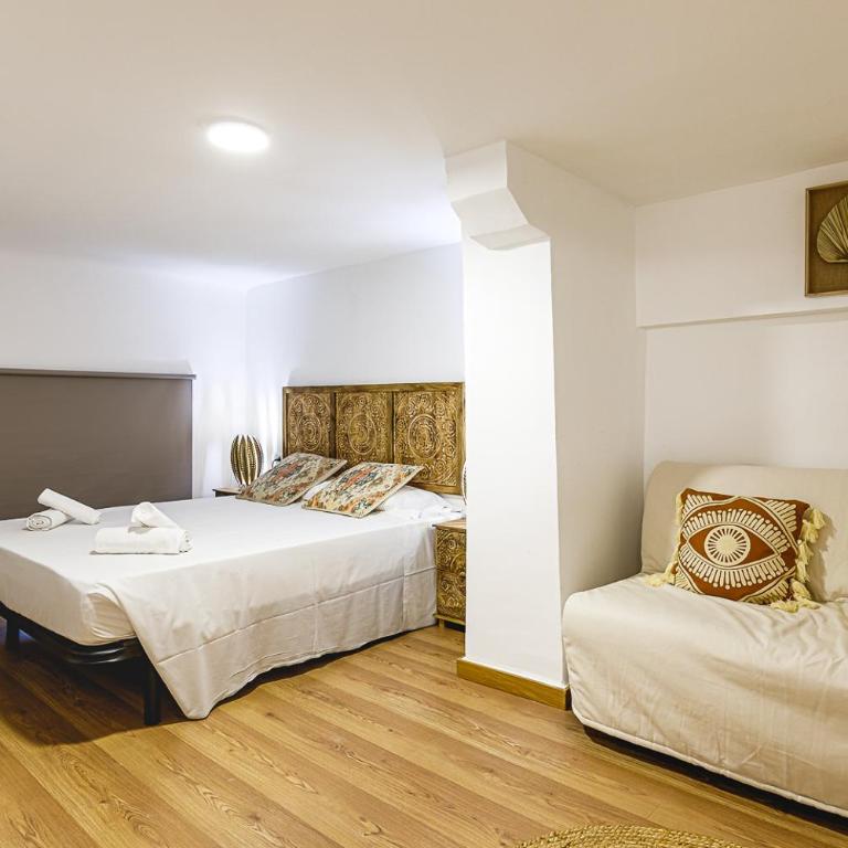 Exotic Little Palace City Center - Three-Bedroom Apartment - 9