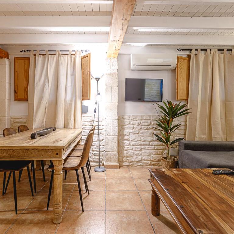 Exotic Little Palace City Center - Three-Bedroom Apartment - 11