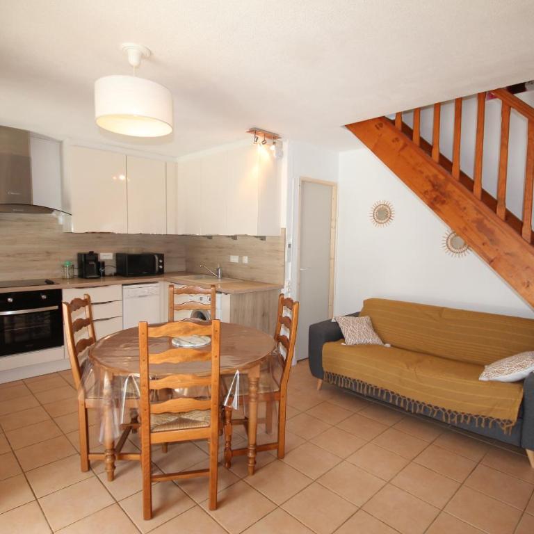 Agréable Maison de vacances climatisee, 2 chambres pour 5 couchages, Résidence securisee avec piscine commune LE CLOS DE SOCORRO, 800m de la plage Portiragnes plage LRCS95 - Maison 2 Chambres - 4