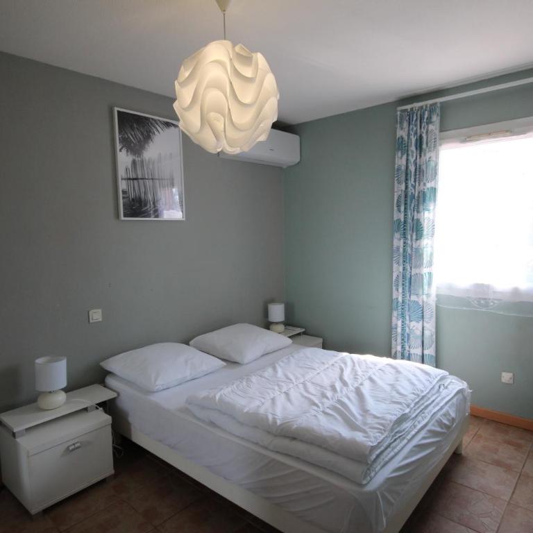 Agréable Maison de vacances climatisee, 2 chambres pour 5 couchages, Résidence securisee avec piscine commune LE CLOS DE SOCORRO, 800m de la plage Portiragnes plage LRCS95 - Maison 2 Chambres - 9