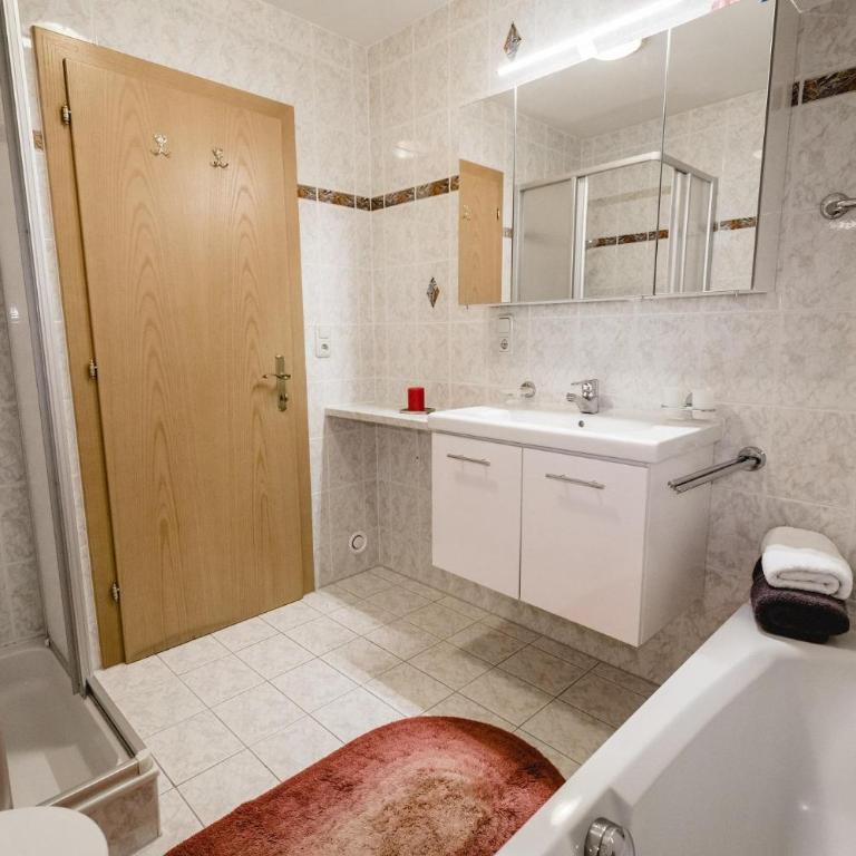Landhaus Kröll - Barbara Kröll - Apartment mit 3 Schlafzimmern und Bad - 9