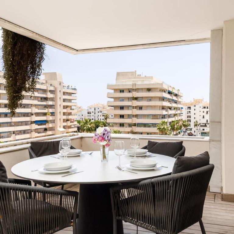MARBELLA HOME RENTALS - Edificio Tembo, Puerto Banus, 2BR, parking & pool - Apartamento - 17