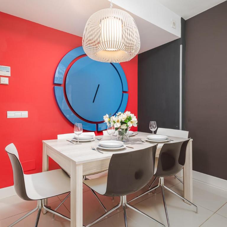 MARBELLA HOME RENTALS - Edificio Tembo, Puerto Banus, 2BR, parking & pool - Apartamento - 6