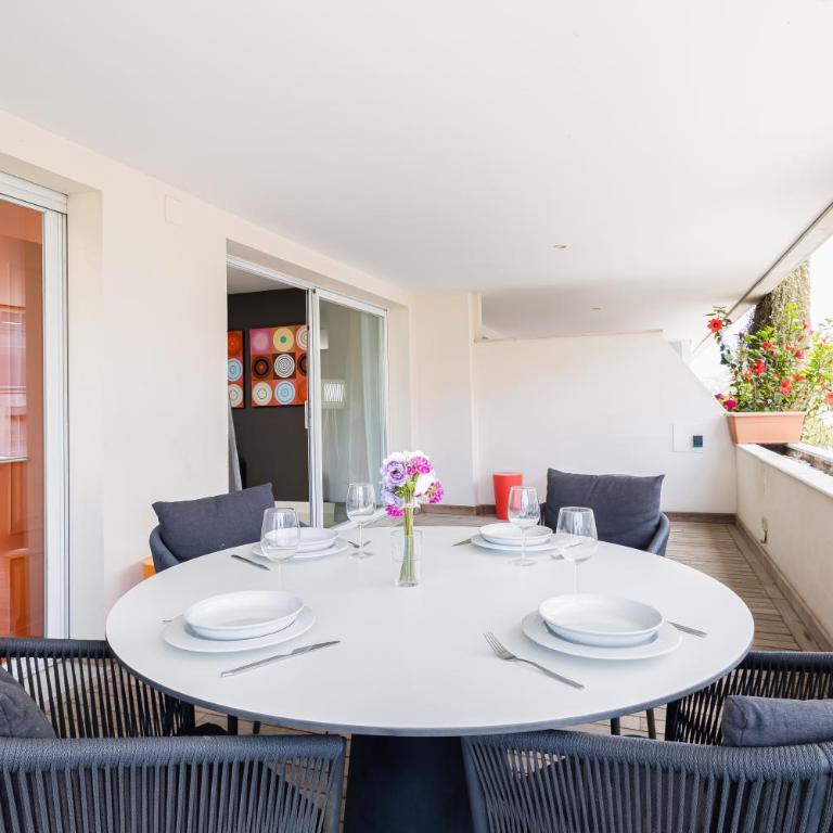 MARBELLA HOME RENTALS - Edificio Tembo, Puerto Banus, 2BR, parking & pool - Apartamento - 18