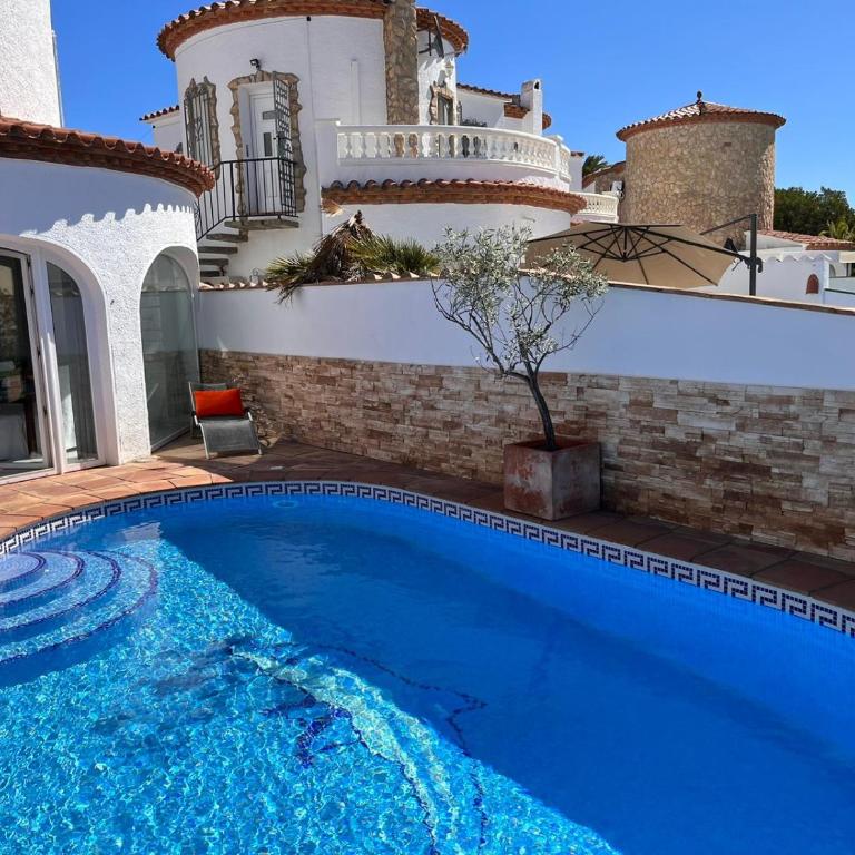Villa Empuriabrava on main canal with 13 m private mooring, private pool, air con in all rooms, non-smoking - Villa de 3 dormitorios - 2