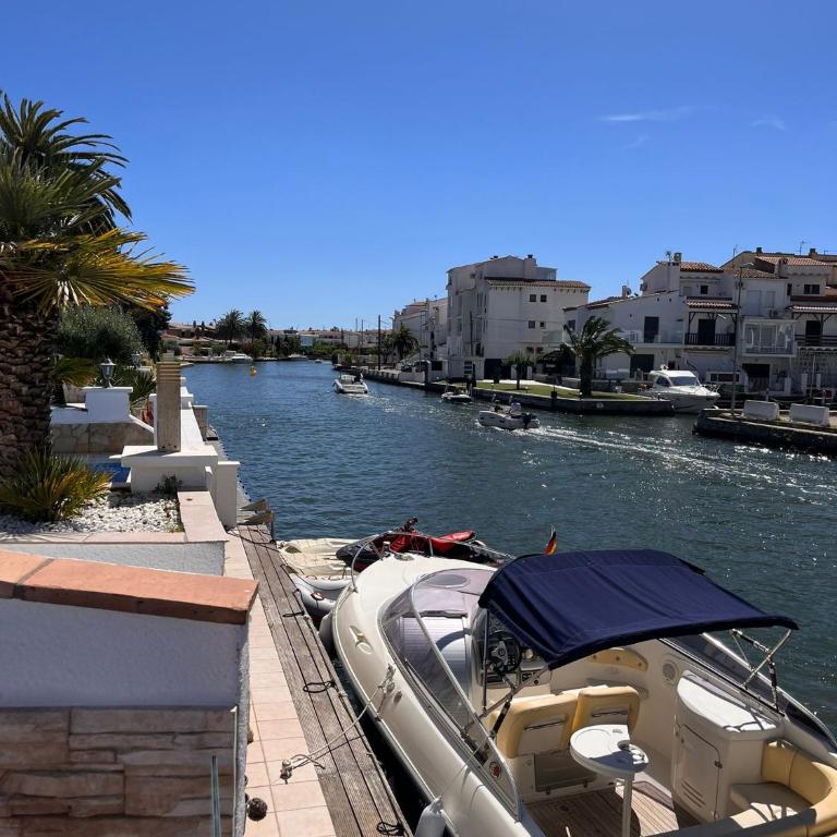 Villa Empuriabrava on main canal with 13 m private mooring, private pool, air con in all rooms, non-smoking - Villa de 3 dormitorios - 14