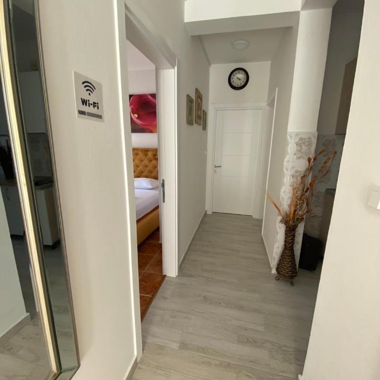 Apartments Hidri - Deluks Dvokrevetna Soba sa Bračnim Krevetom i Balkonom - 12