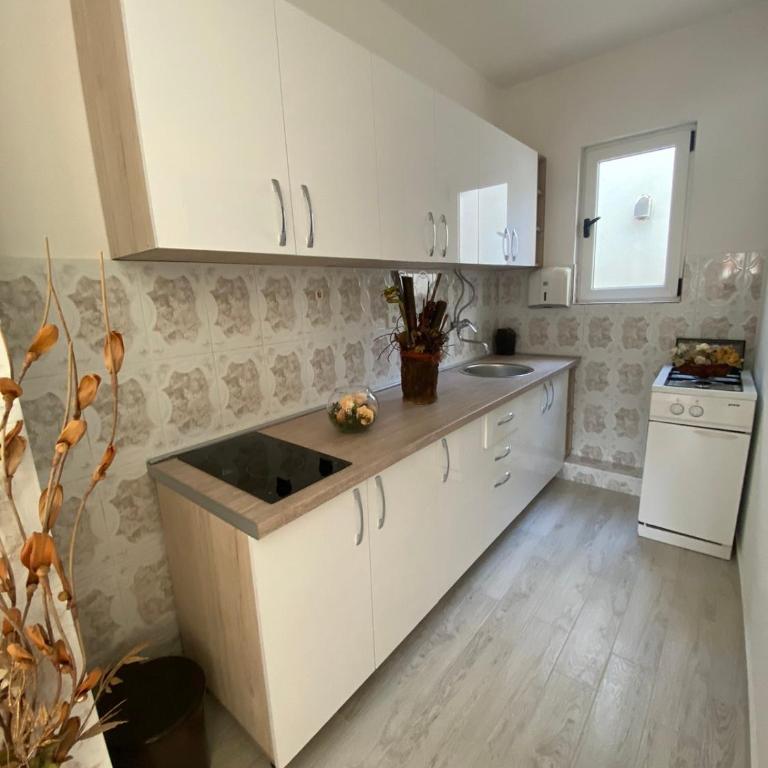 Apartments Hidri - Deluks Dvokrevetna Soba sa Bračnim Krevetom i Balkonom - 11