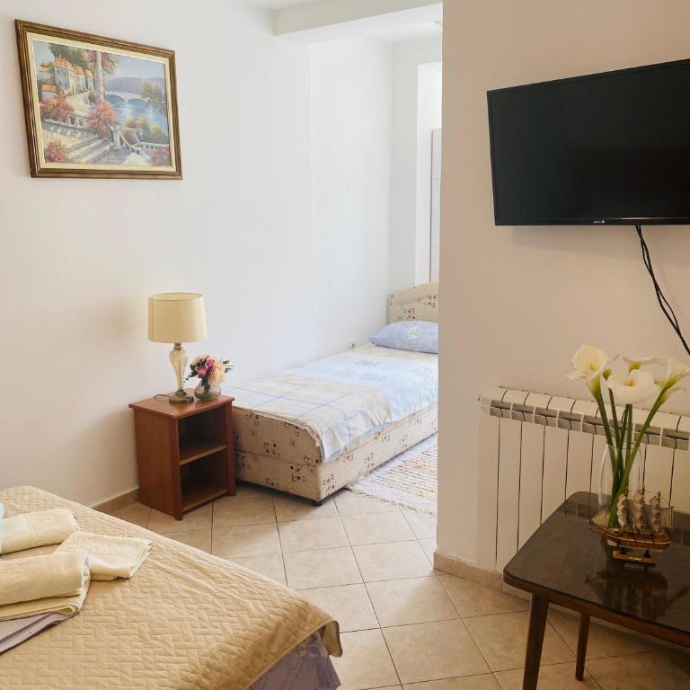 Miomir Perazic Apartments - Deluxe Family Suite - 6