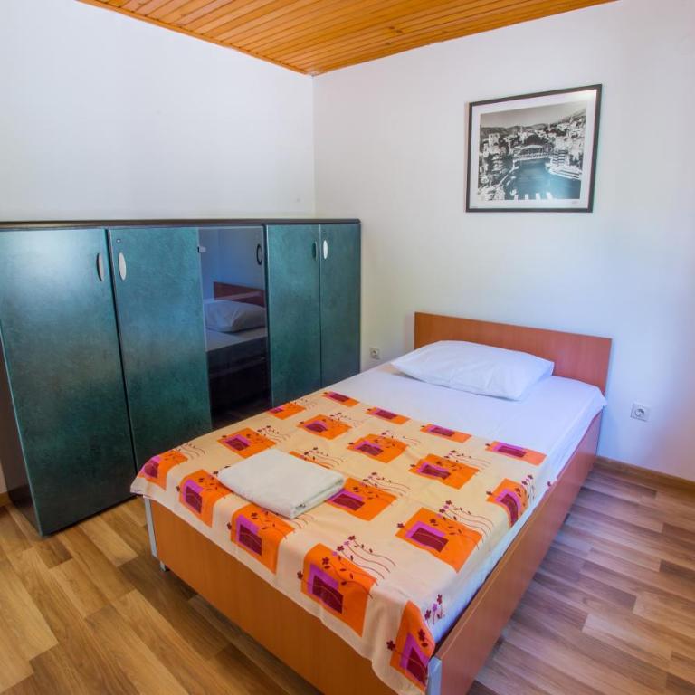 Perfect view of Mostar - with swimming pool - Three-Bedroom Villa - 44
