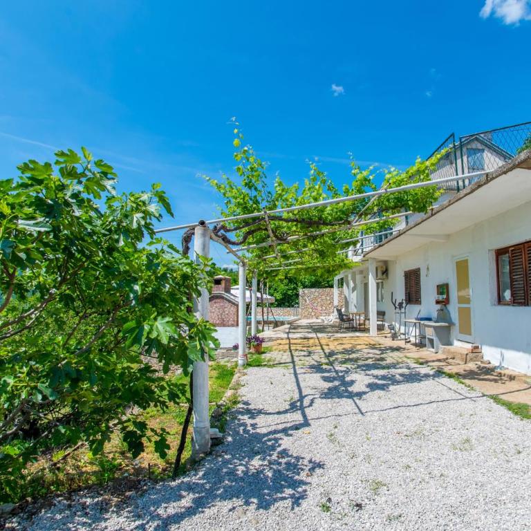 Perfect view of Mostar - with swimming pool - Three-Bedroom Villa - 56