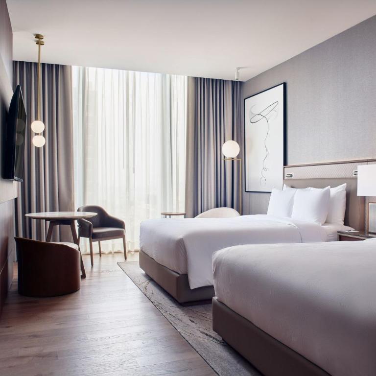 JW Marriott Hotel Guadalajara - Habitación Deluxe con 2 camas grandes y vistas a la ciudad - 1