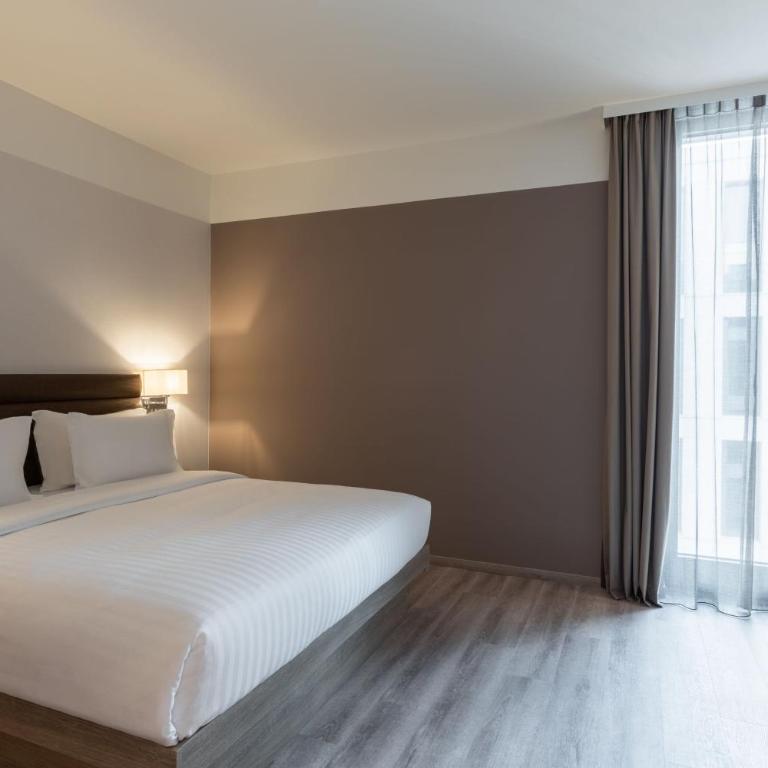 AC Hotel by Marriott Wuerzburg - Zimmer mit Kingsize-Bett - 1