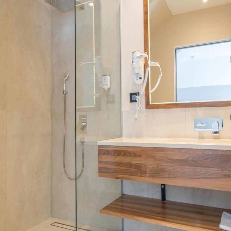 Emilia Lux Rooms - Deluks Dvokrevetna Soba sa Bračnim Krevetom i Balkonom - 3