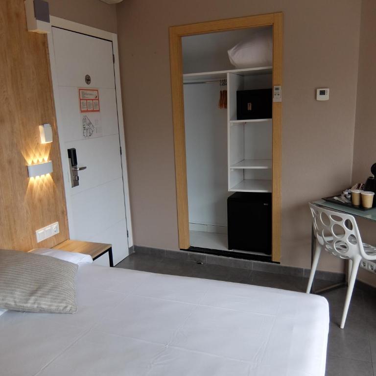 Hotel Medicis - Standard Double or Twin Room with Balcony - 4