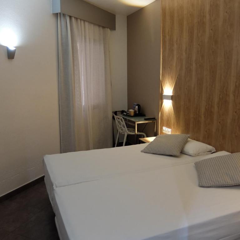 Hotel Medicis - Economy Double or Twin Room - 5
