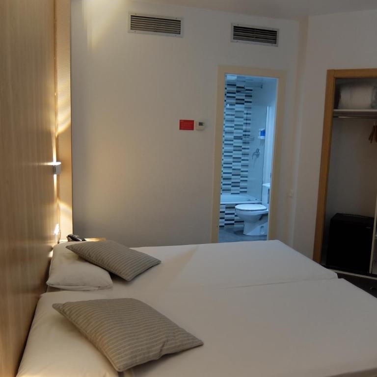 Hotel Medicis - Economy Double or Twin Room - 7