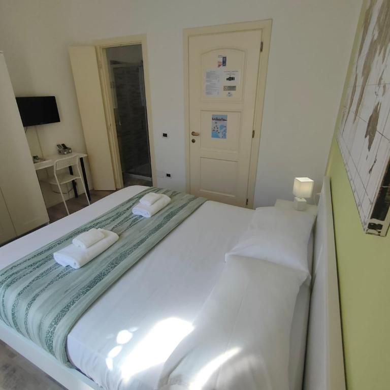 Iris Rooms - Double Room with Private Bathroom - 10