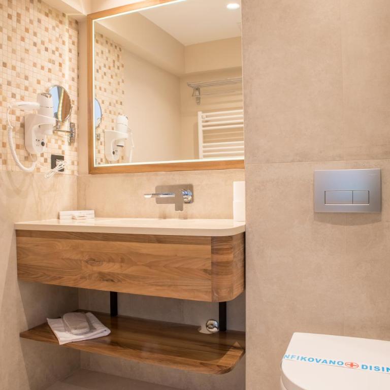 Emilia Lux Rooms - Deluks Dvokrevetna Soba sa Bračnim Krevetom i Balkonom - 2