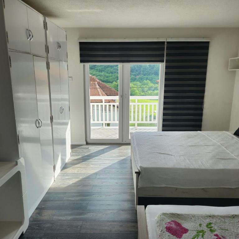 Rooms Mery - Dvokrevetna Soba sa Bračnim Krevetom/Zasebnim Krevetima i Balkonom - 16