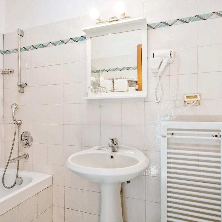 Hotel St. James - Standard Quadruple Room - 2