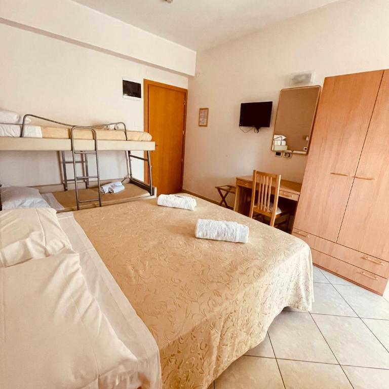 Hotel Favorita Easy Stay B&B - Camera Quadrupla Classic - 3