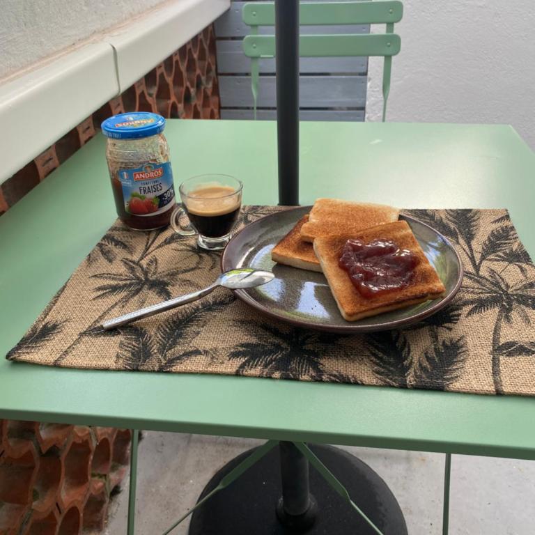 Studio terrasse, intra-muros, climatisé avec Wifi - Apartment mit 1 Schlafzimmer - 19
