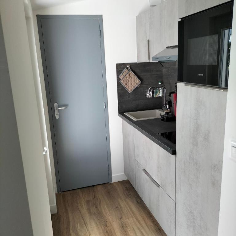 Studio terrasse, intra-muros, climatisé avec Wifi - Apartment mit 1 Schlafzimmer - 11