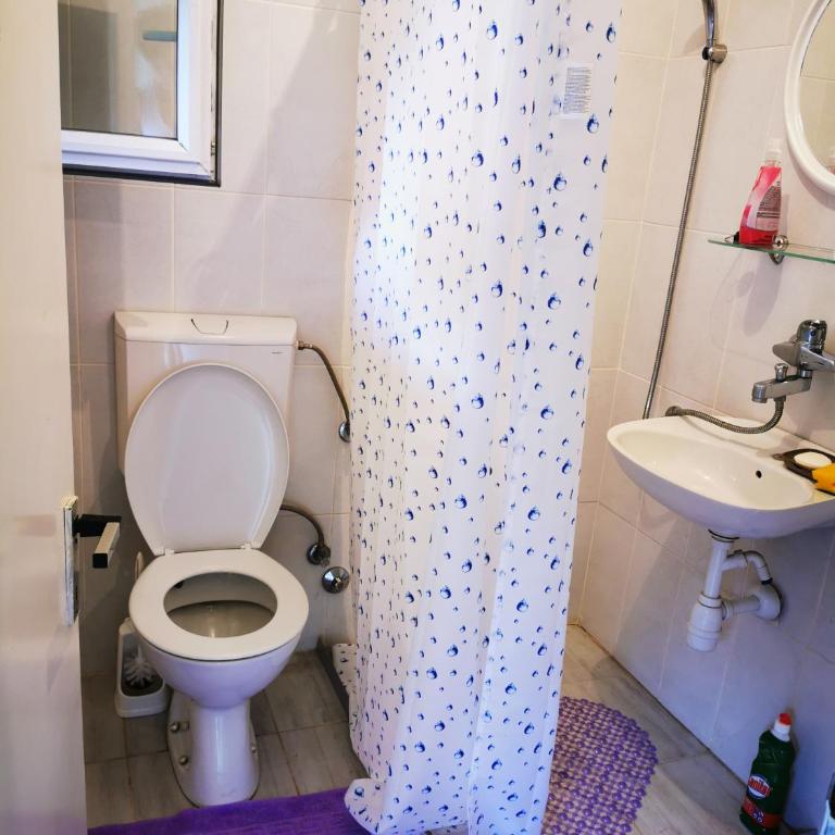 White Apartments - Free Parking, Wi-Fi & Garden - Studio Apartment with Balcony - 7