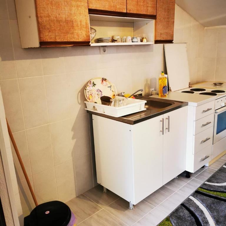 White Apartments - Free Parking, Wi-Fi & Garden - Studio Apartment with Balcony - 9
