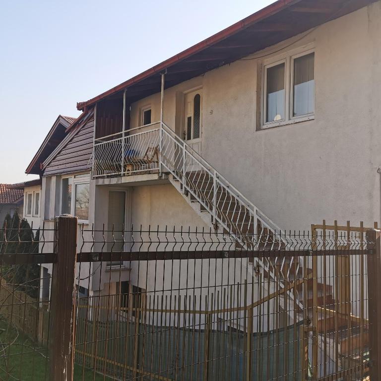 White Apartments - Free Parking, Wi-Fi & Garden - Studio Apartment with Balcony - 11
