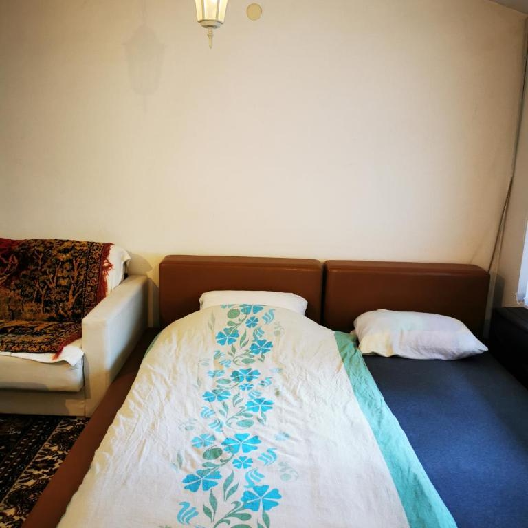 White Apartments - Free Parking, Wi-Fi & Garden - Studio Apartment with Balcony - 14