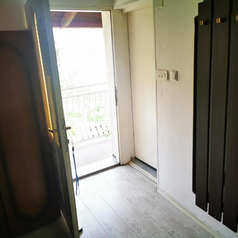 White Apartments - Free Parking, Wi-Fi & Garden - Studio Apartment with Balcony - 15